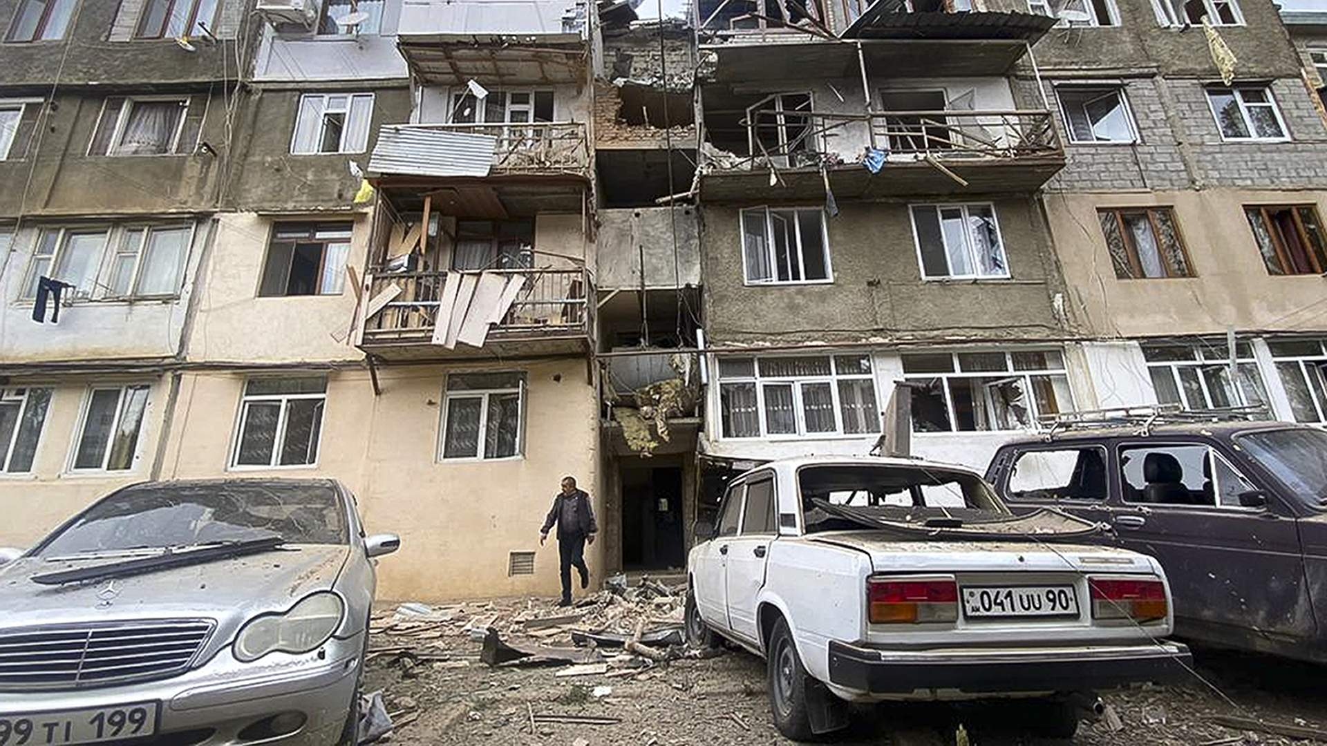Вид на поврежденный жилой дом и автомобили после начала военной операции азербайджанских вооруженных сил в городе Степанакерт в Нагорном Карабахе, где проживают этнические армяне, 19 сентября 2023 года