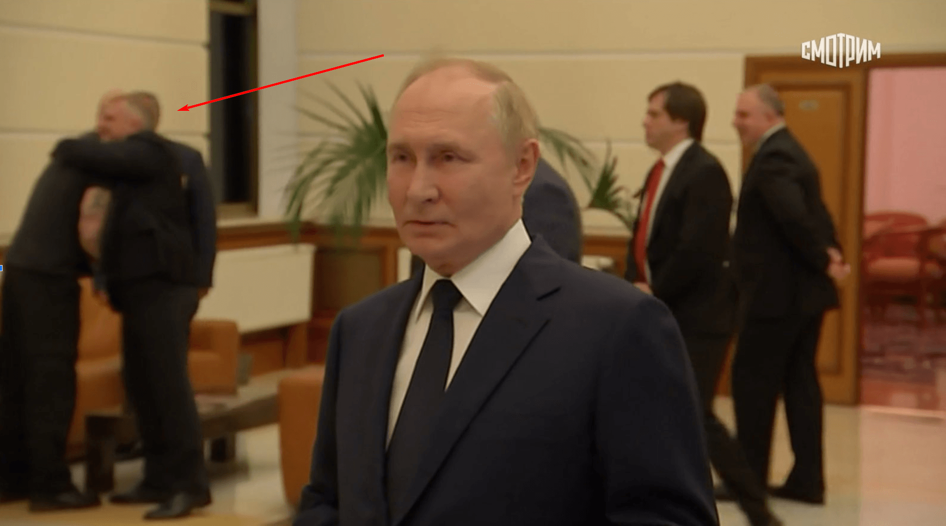 Сотников обнимает Гонсалеса в аэропорту