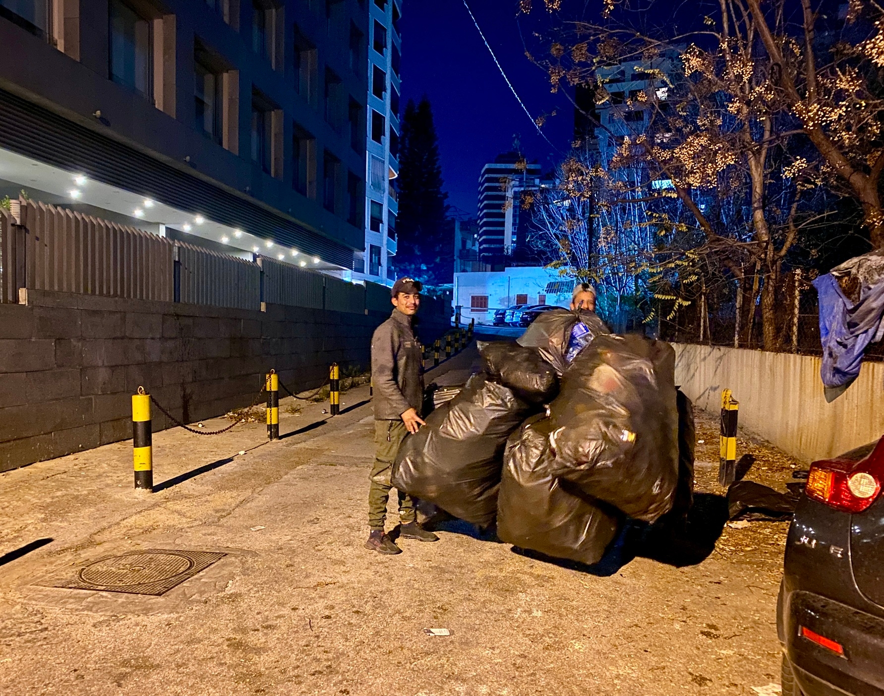 Сирийские беженцы в Ливане занимаются в основном низкоквалифицированным трудом, например работают в доставке или убирают мусор