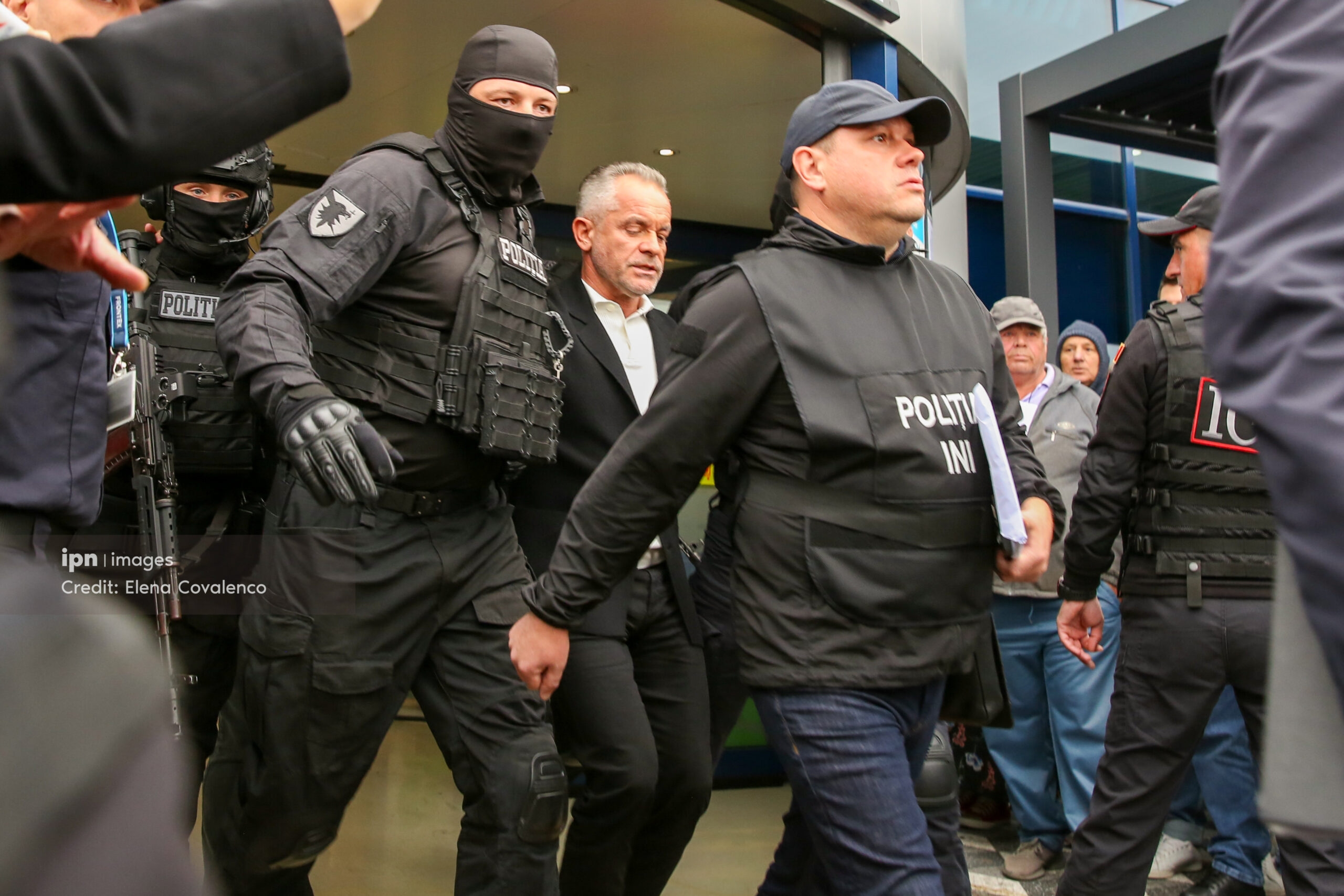 Сотрудники правоохранительных органов выводят Плахотнюка из аэропорта