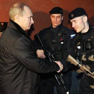 Слева направо: Владимир Путин, боец подразделения «Альфа» ФСБ Вадим Семëнов, боец «Альфы» (ныне руководитель Центра 795) Денис Фисенко