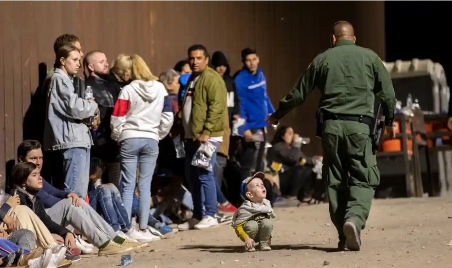 Migrants on the border between Mexico and the U.S. Photo: Étienne Laurent/EPA