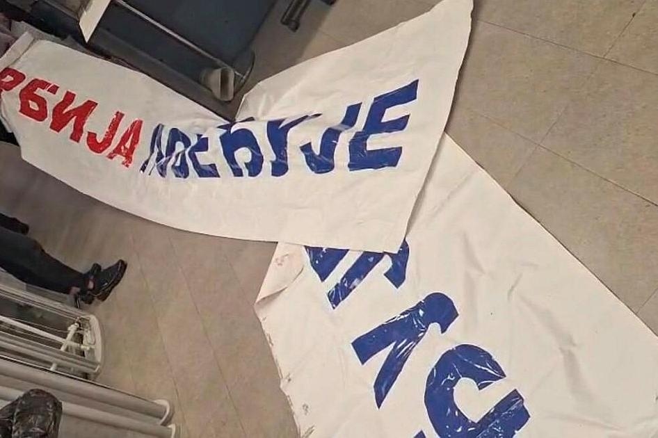 Транспарант, конфискованный у депортируемых / Фото: Uprava Policie Crne Gore