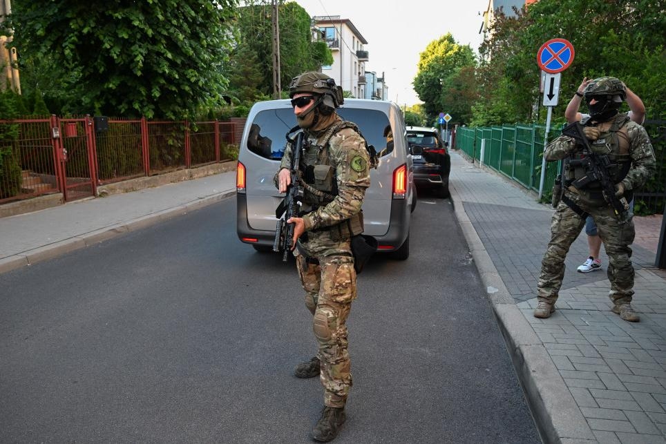 Полиция сопровождает первого подозреваемого в убийстве в прокуратуру Люблина, июнь 2026 года. Фото: Wojtek Jargiło / PAP