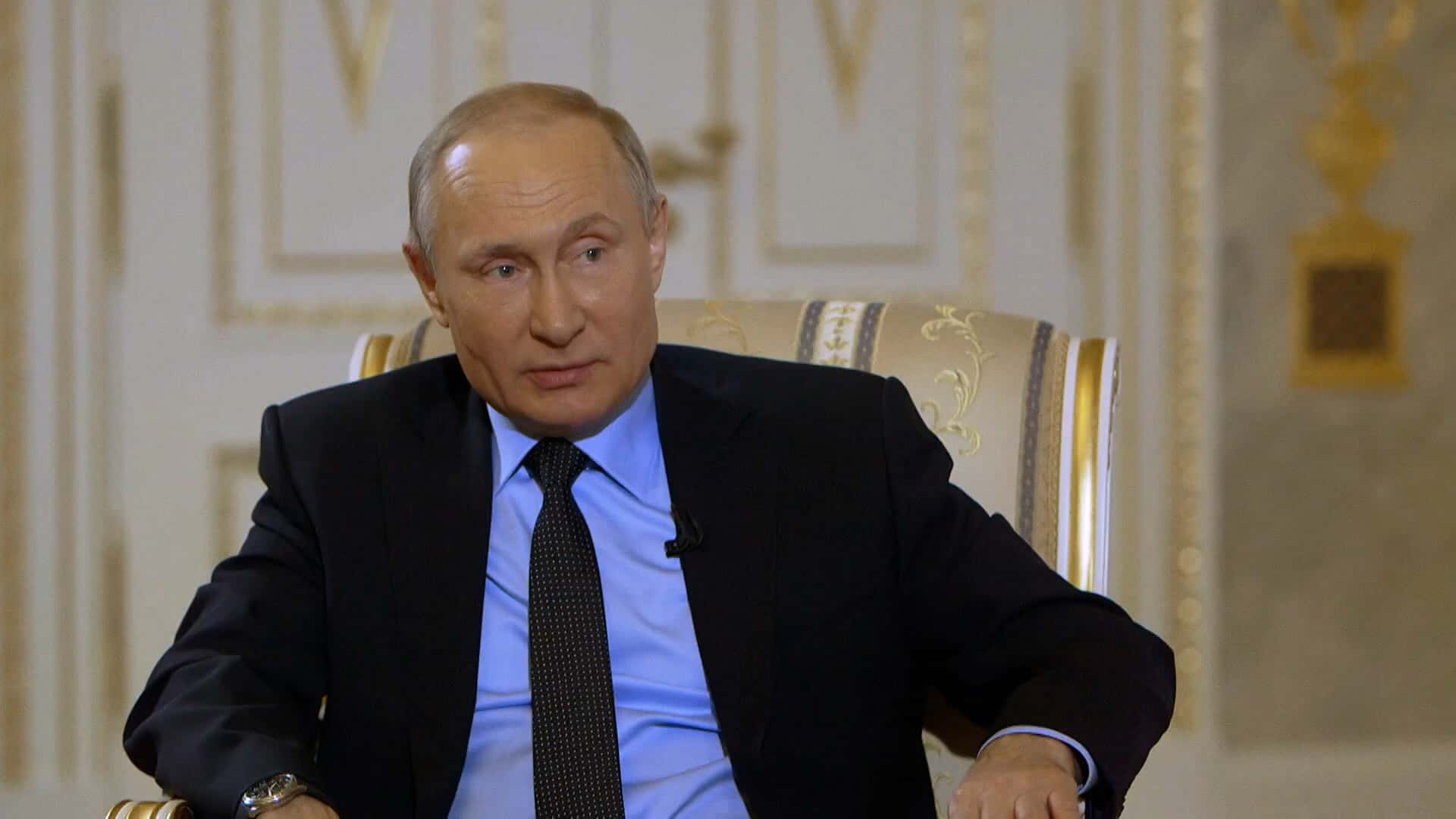 «Жил как все, приходилось подрабатывать извозом». 5 избранных фейков из фильма с Владимиром Путиным «Россия. Новейшая история»