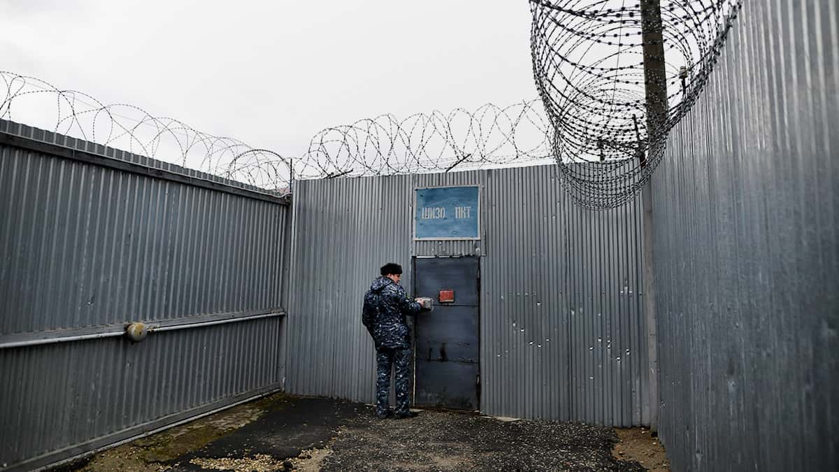 Навального отправляют в ШИЗО за отказ убирать специально разбросанные перед ним окурки и листья