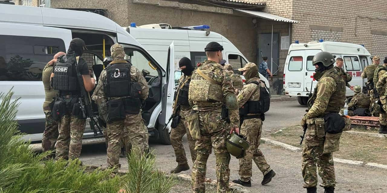 Трое сотрудников колонии ИК-19 погибли в результате захвата заложников заключенными, сообщила ФСИН