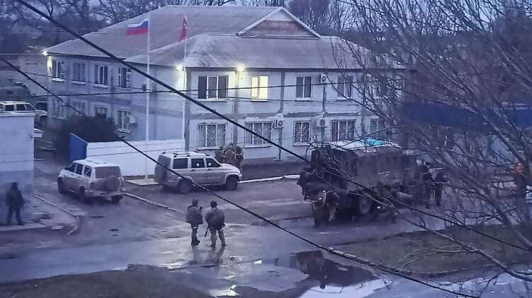 «Угрожая убить, заставлял готовить, убирать и выполнять сексуальные прихоти». Исповедь украинки, побывавшей в рабстве у российских военных