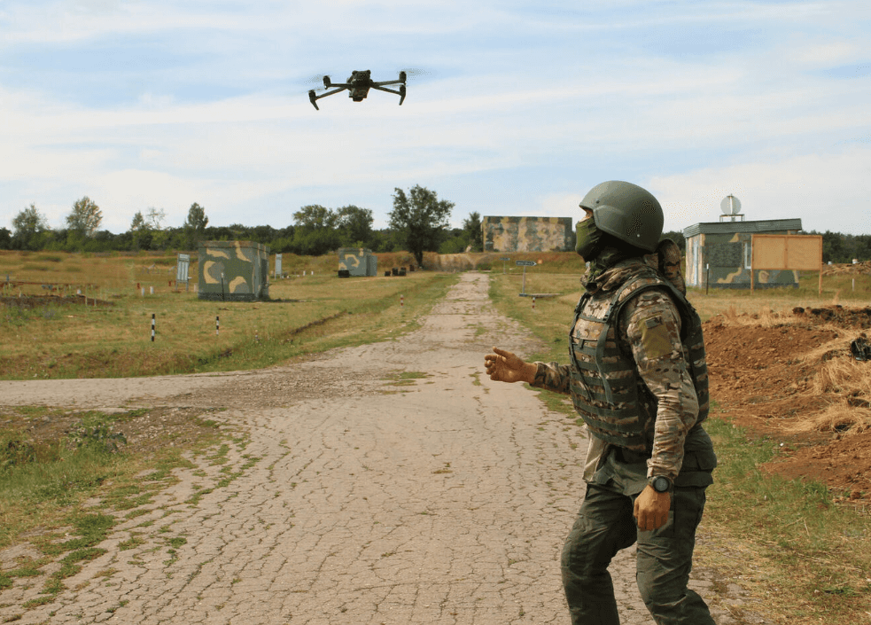 «Пойдете в элитные беспилотные войска — вернетесь популярными!» Как в вузах массово заманивают студентов на контрактную службу