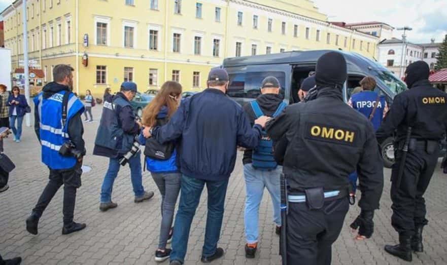 Задержанных в Минске белорусских журналистов оставили на ночь в отделениях