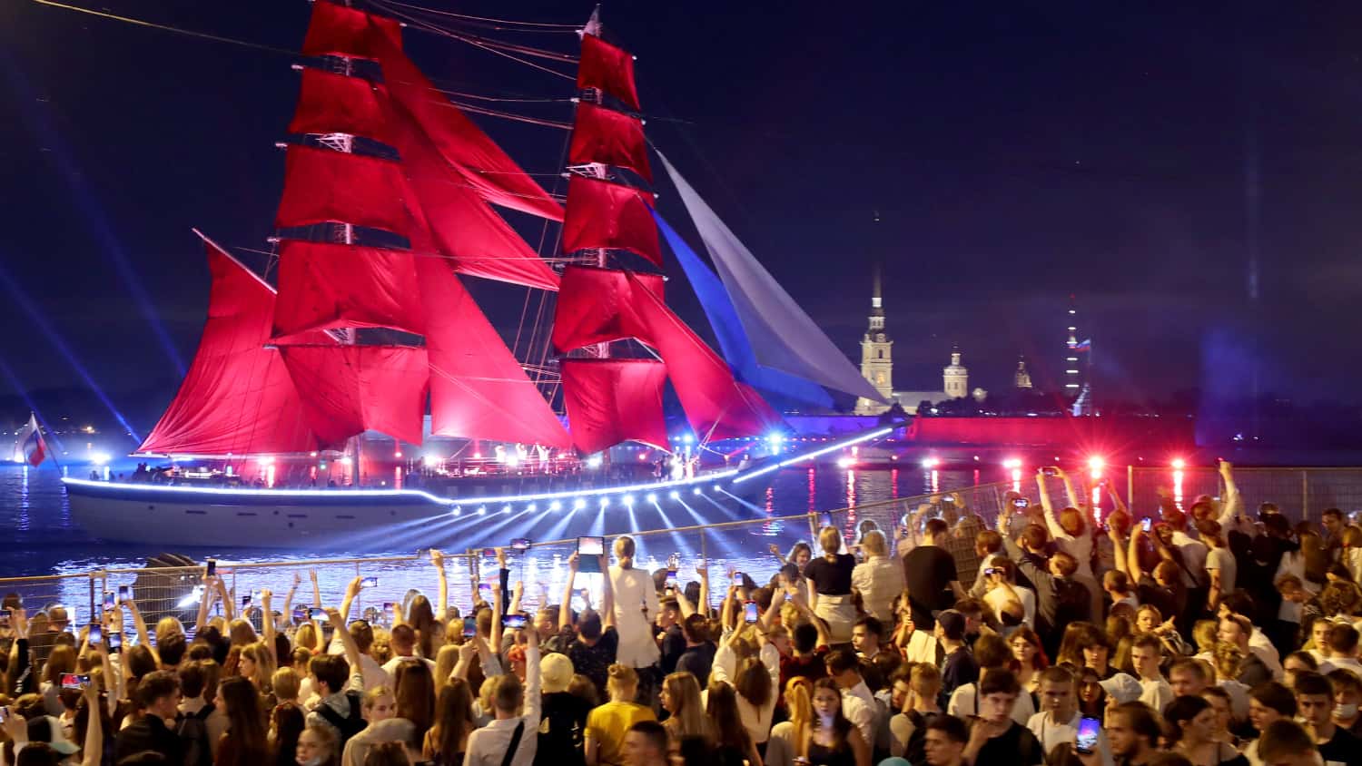 Власти Петербурга: «Алые паруса» не повлияли на рост заболеваемости в городе