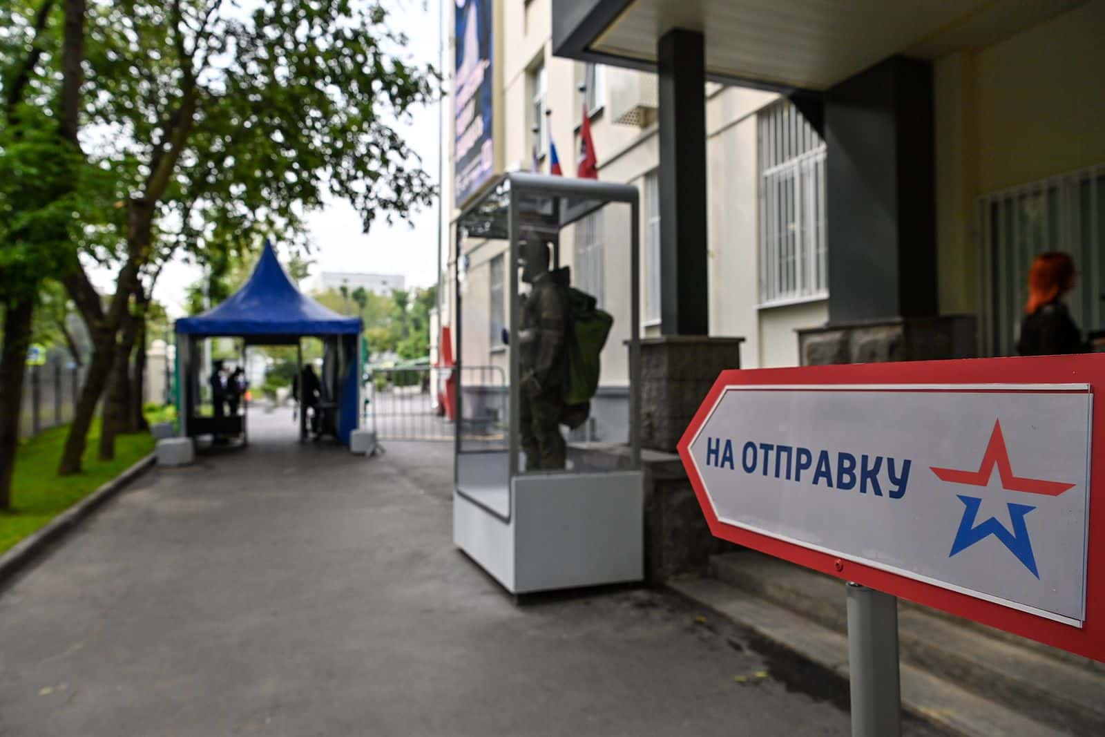 В московском комиссариате по 5–10 часов держат всех, кто по возрасту годится на фронт. У них забирают технику и не выпускают из здания