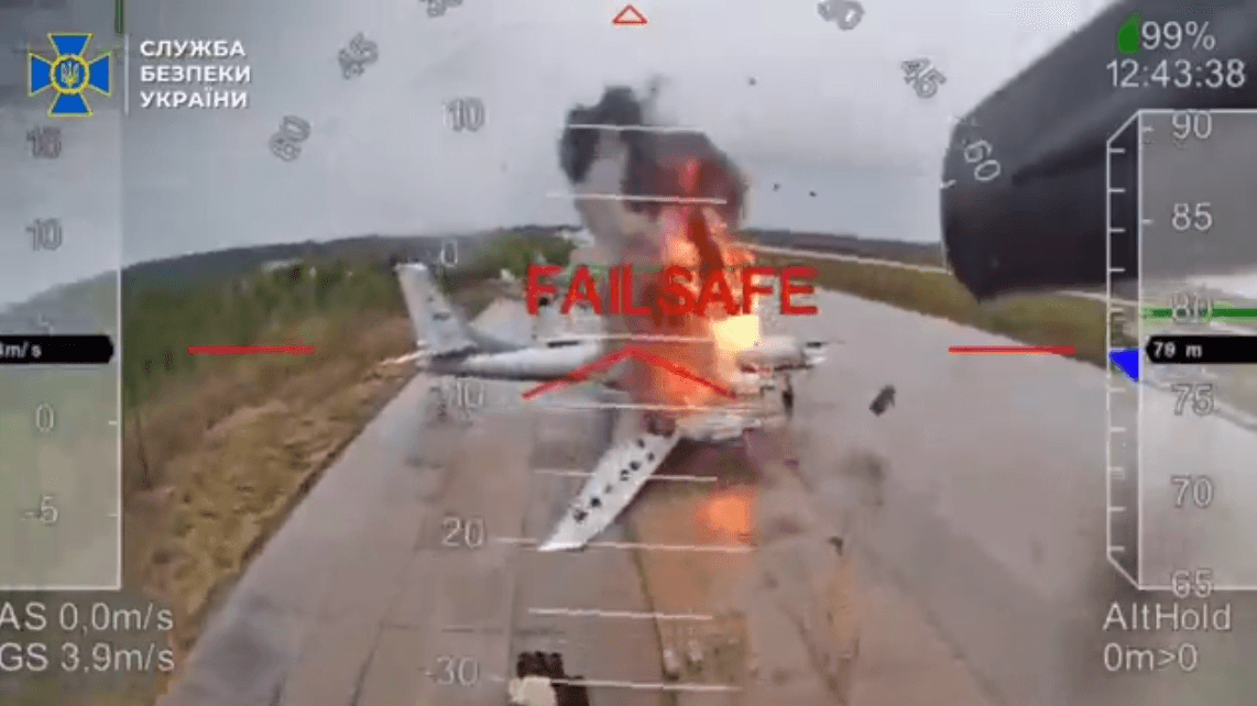 СБУ опубликовала съемку операции «Паутина» с самих дронов. Судя по ней, были атакованы все же четыре авиабазы, а не две