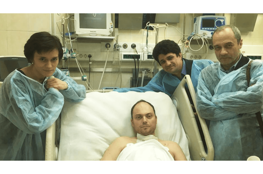 «Врачи выдвинули версию, что Кара-Мурза отравил себя сам». Глава из книги Солдатова и Бороган «Свои среди чужих» 