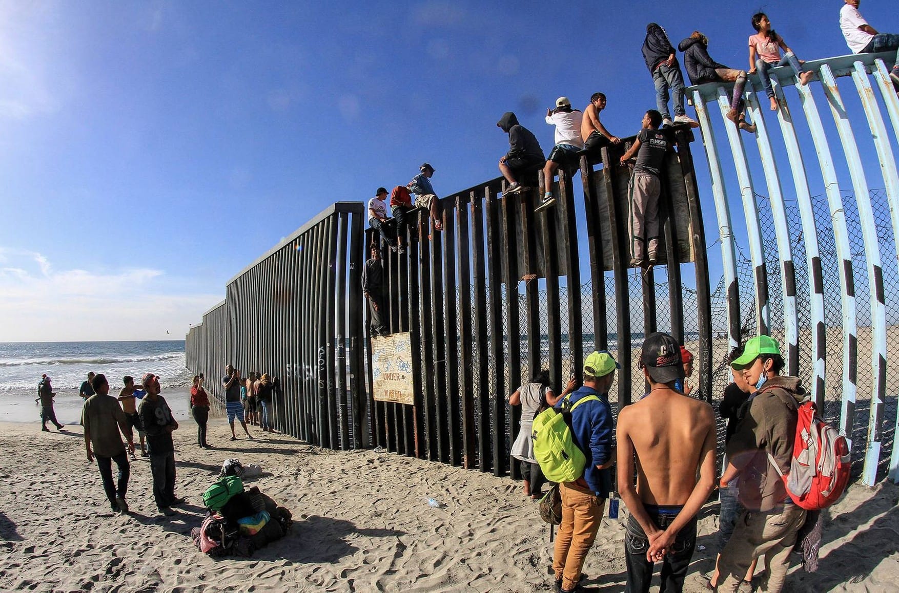 Through prisons to the stars. How Russians flee to the United States through Mexico