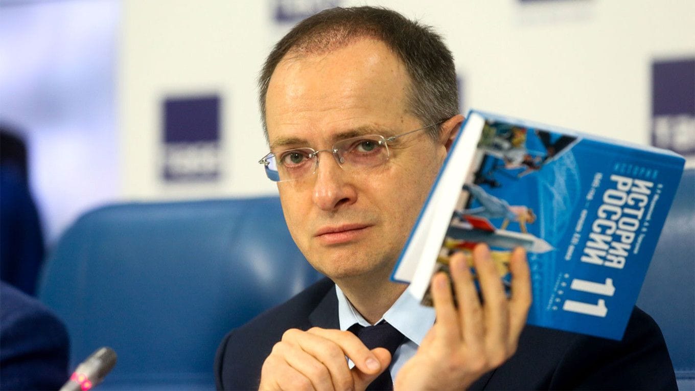 «Авторитет вождя был непререкаемым». Избранные цитаты из учебника Мединского с комментариями The Insider