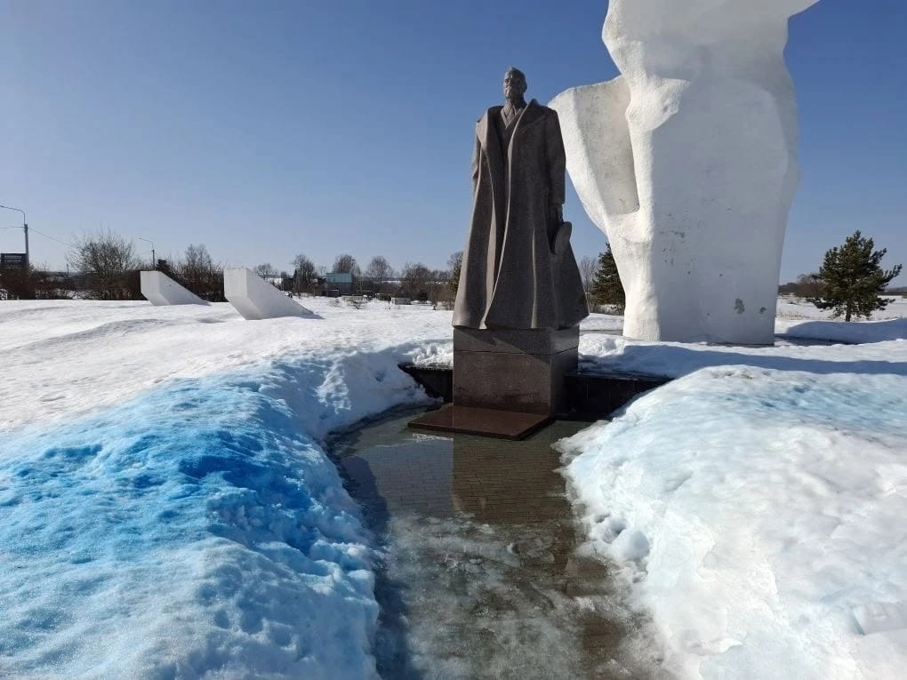 СК возбудил дело из-за гендер-пати у памятника Жукову в Калужской области