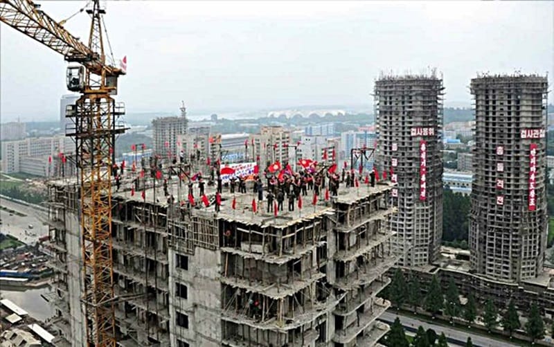 В КНДР была объявлена «стройка века». Теперь регионы не справляются с нормативами по возведению жилья, но центр продолжает давить — Daily NK