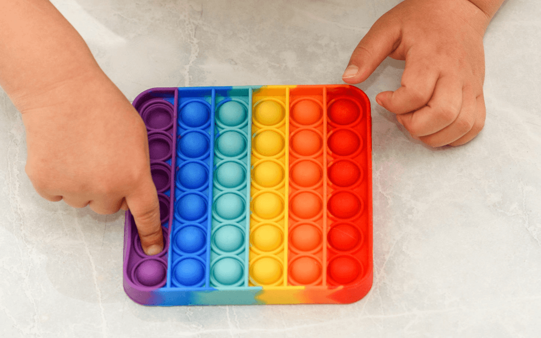 Роспотребнадзор поручил научным специалистам проверить влияние антистресс-игрушек на детей