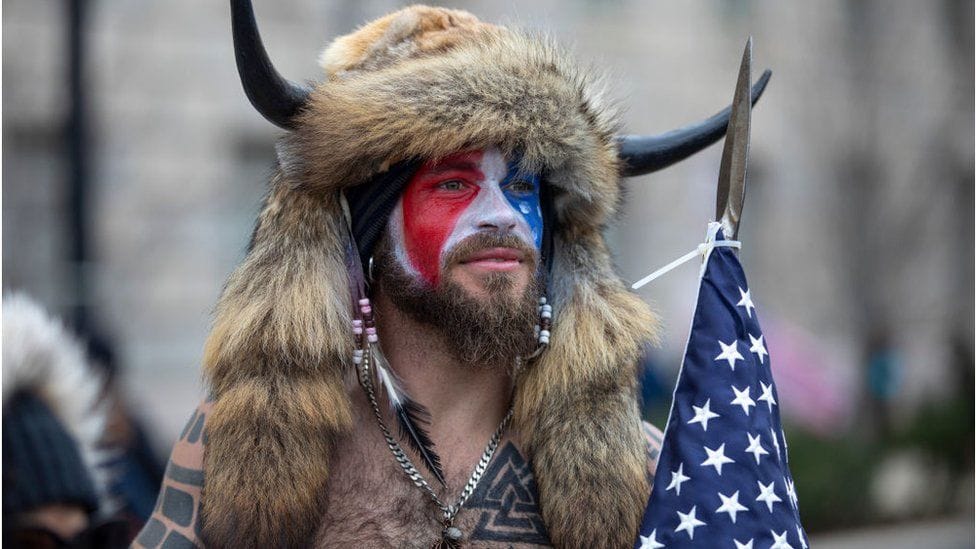 «Шаман» движения QAnon Джейкоб Энтони Чансли признал свою вину в деле о штурме Капитолия. Ему грозит до 20 лет тюрьмы 