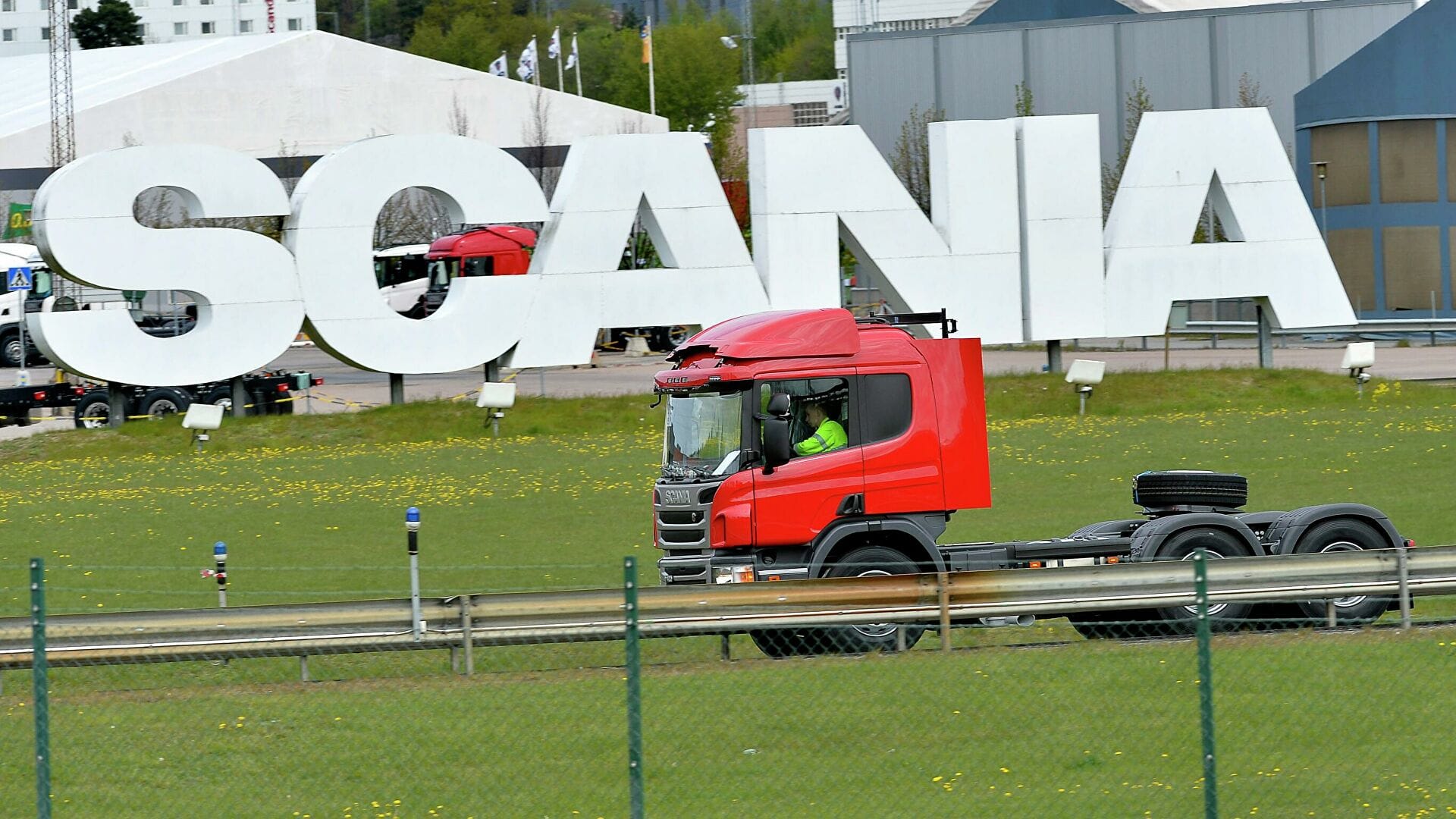 В Швеции суд приговорил 47-летнего жителя к трем годам тюрьмы за передачу российской разведке информации о компаниях Volvo Cars и Scania