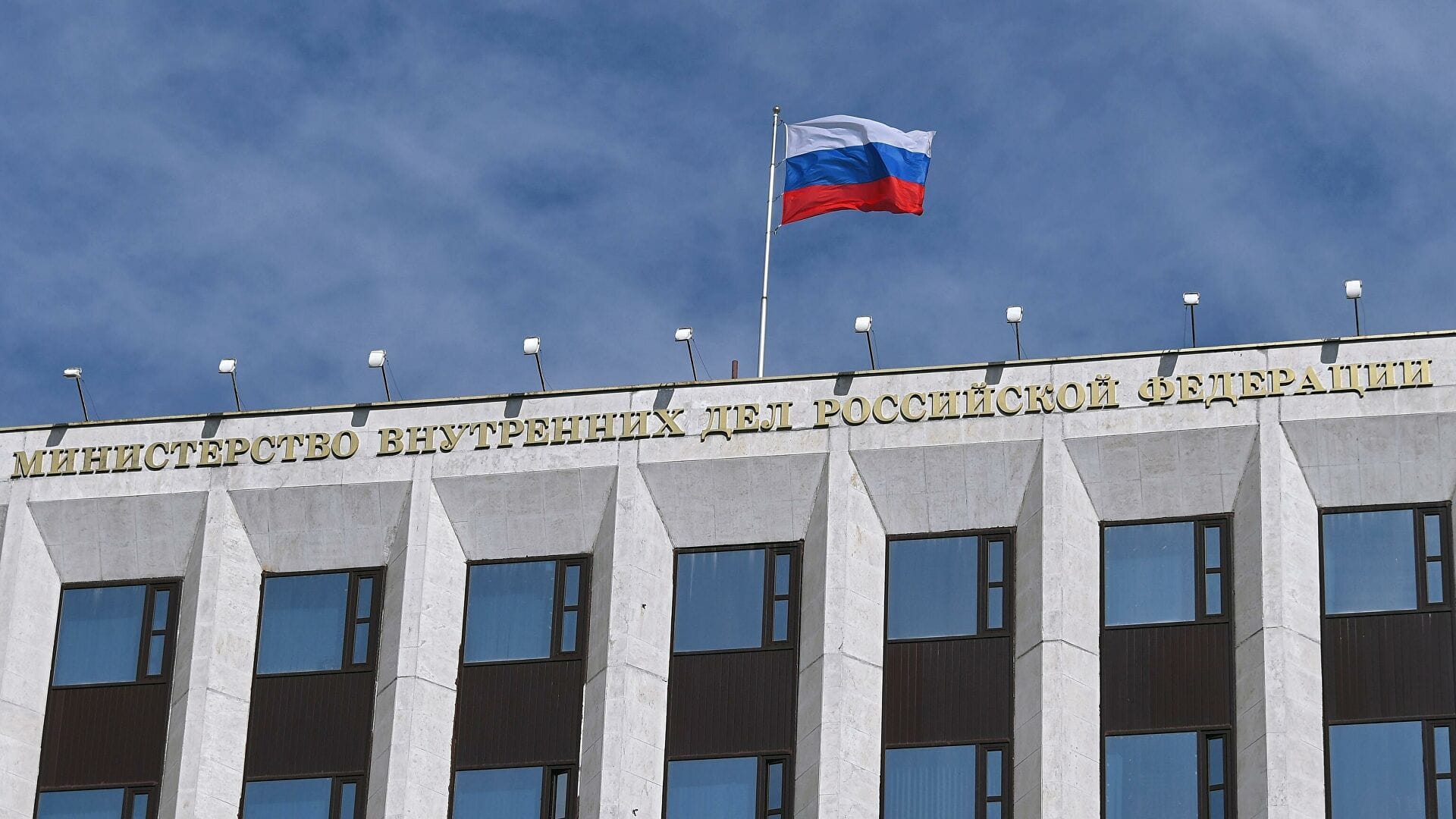 В базе ГИБДД произошел сбой. В регионах приостановлена регистрация автомобилей и выдача водительских удостоверений