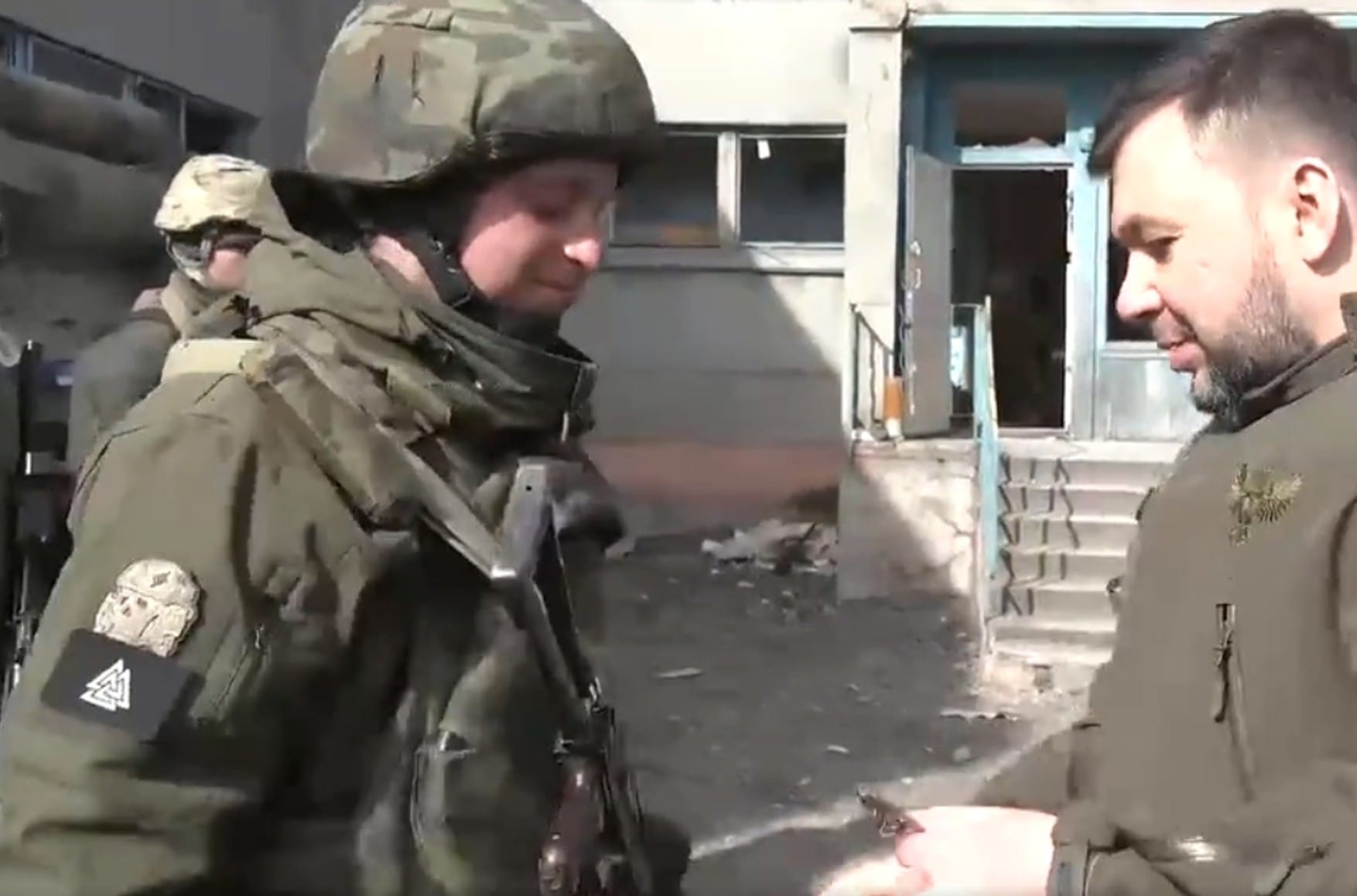 Из видео, где глава ДНР награждает военных, вырезали офицера с нацистской нашивкой на рукаве