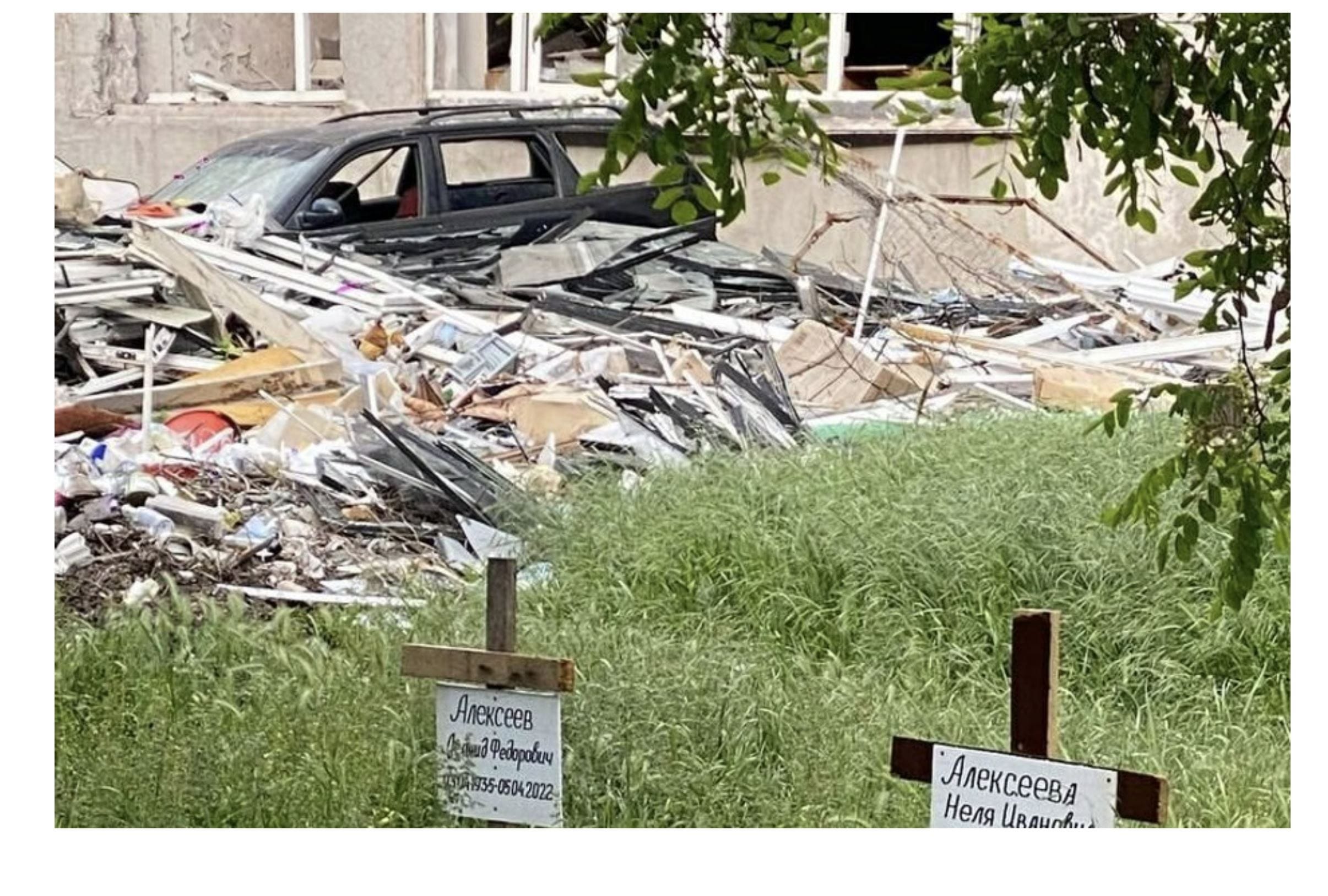 «Временные уличные могилы превращаются в постоянные» — в Мариуполе нашли еще одну братскую могилу с телами 100 человек