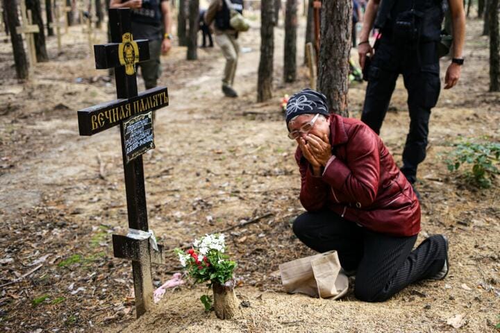 «Внучка попросила чаю — я вышел, а всю семью убило бомбой». Жители Изюма о том, как разрушали их город