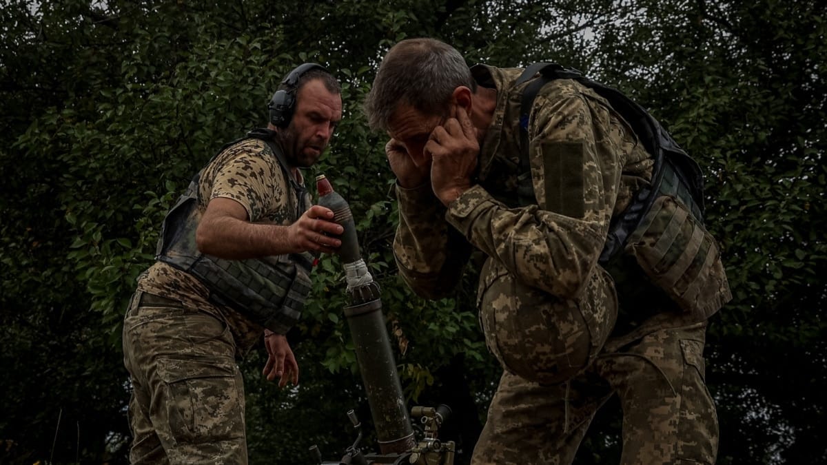 «Дорога под нашим контролем, но иногда под обстрелом». Как российские чиновники и пропаганда оправдывают командование за провал в Лимане