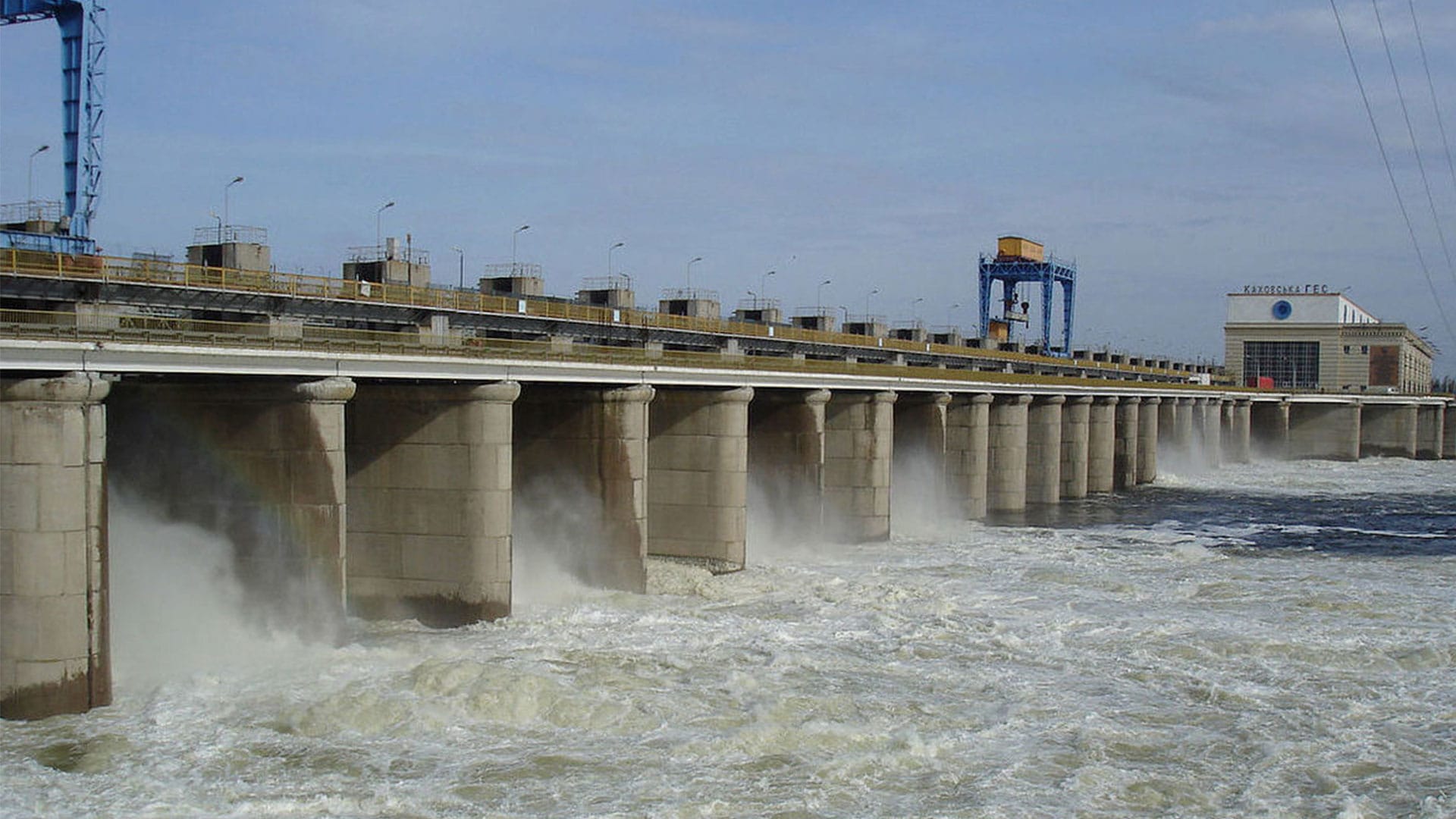 Россия заявила о возможном разрушении плотины Каховской ГЭС. Украинские эксперты считают это запугиванием местного населения