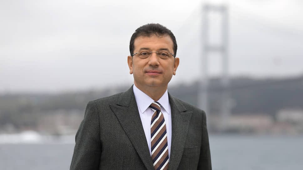 Мэра Стамбула Имамоглу приговорили к тюремному сроку за оскорбление должностных лиц. Он и его сторонники вышли на митинг