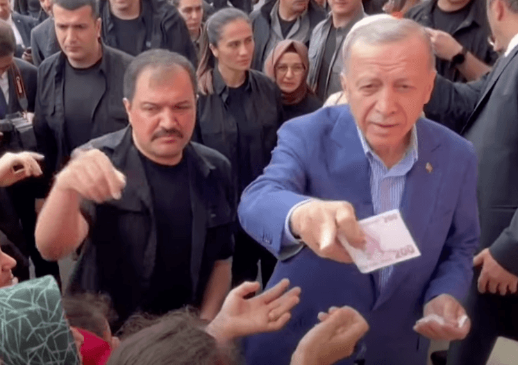 В Турции проходит второй тур президентских выборов. Эрдоган раздает деньги избирателям — видео