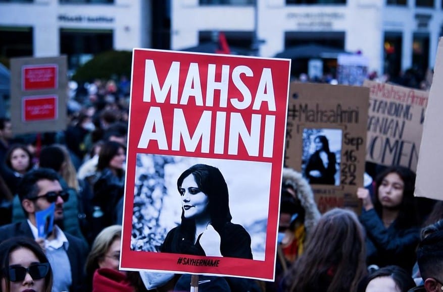 Власти Ирана сообщили о покушении на отца девушки, которую убили за «неправильное ношение хиджаба». Он шел на кладбище в годовщину ее гибели