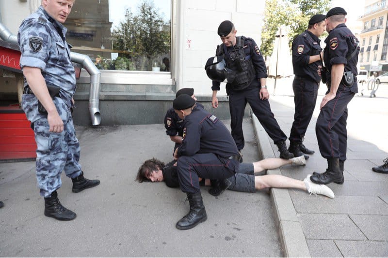 ЕСПЧ присудил 26 тысяч евро российскому дизайнеру, которому силовики сломали ногу накануне митинга в Москве