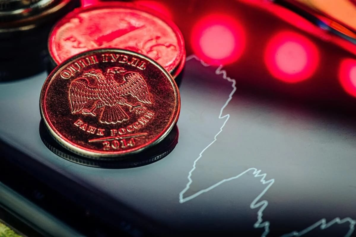 В Кремле требуют снизить курс доллара до 75–80 рублей к президентским выборам в 2024 году — «Медуза»