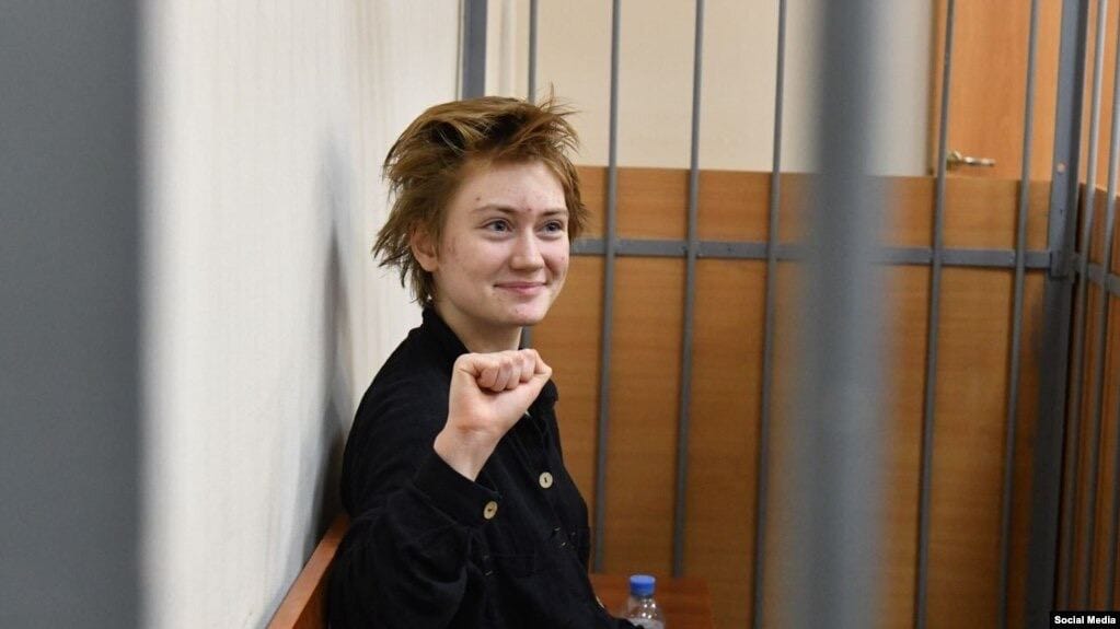 «Мемориал» признал 18-летнюю Дарью Козыреву политзаключенной. Она сидит в СИЗО по делу о стихах Тараса Шевченко