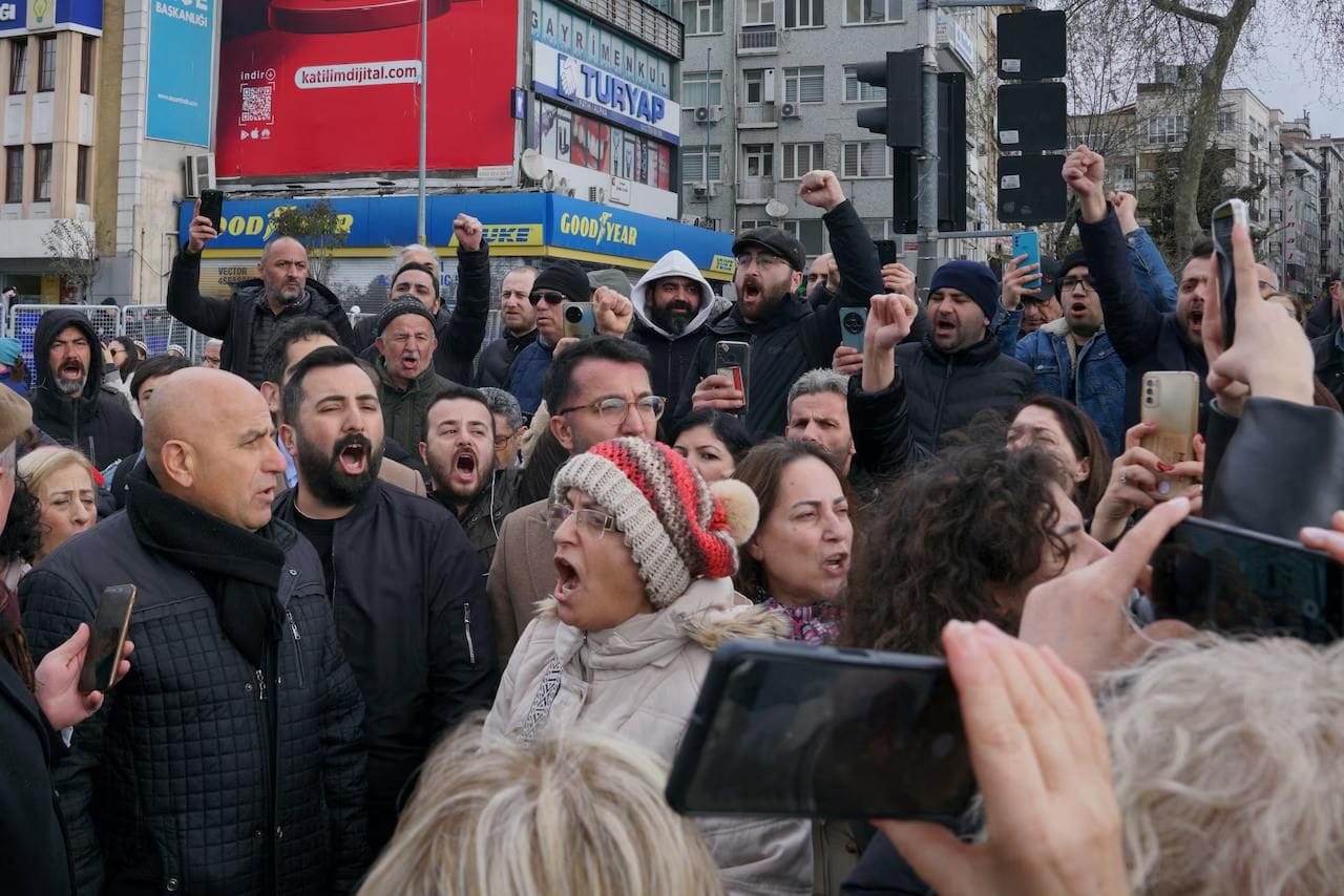 В Турции задержали более 300 участников протестов против ареста мэра Стамбула Экрема Имамоглу 