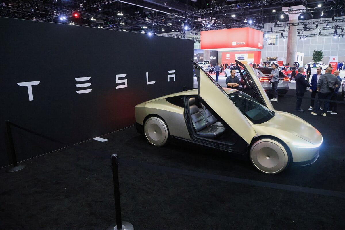 Из-за пошлин Трампа Tesla заморозила поставки деталей из Китая для роботакси Cybercab, запуск массового производства под угрозой — Reuters 
