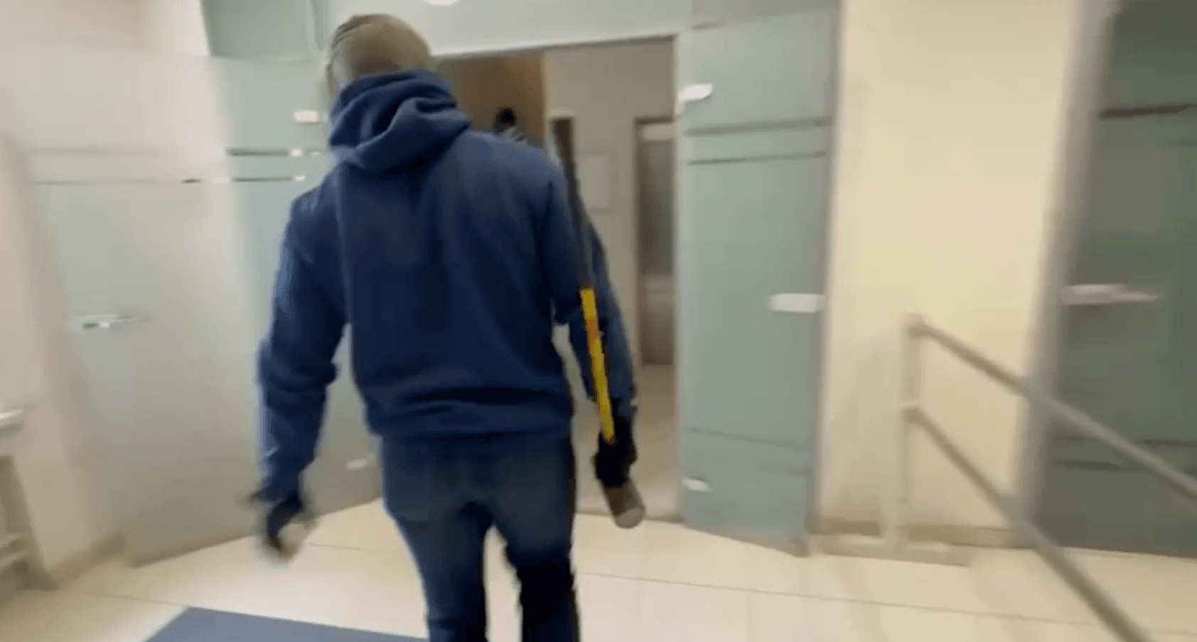 Журналиста Ura.ru Сергея Бодрова допросили и отпустили домой — он проходит свидетелем по делу о передаче полицейских сводок