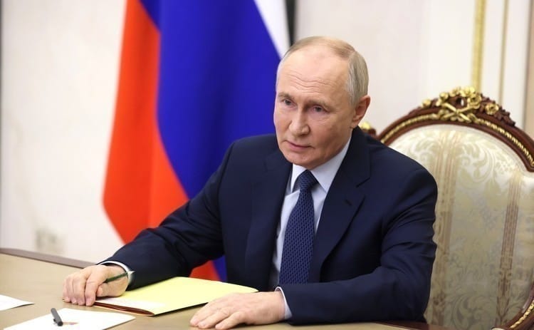 Путин поддержал обязательный ЕГЭ по истории для гуманитариев и рассказал о «русофобских» учебниках 90-х годов, где было «все, кроме правды»