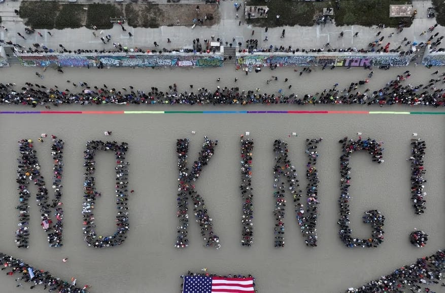 Шах королю: нарастающие протесты под лозунгами No Kings! предвещают республиканцам потерю большинства в Конгрессе