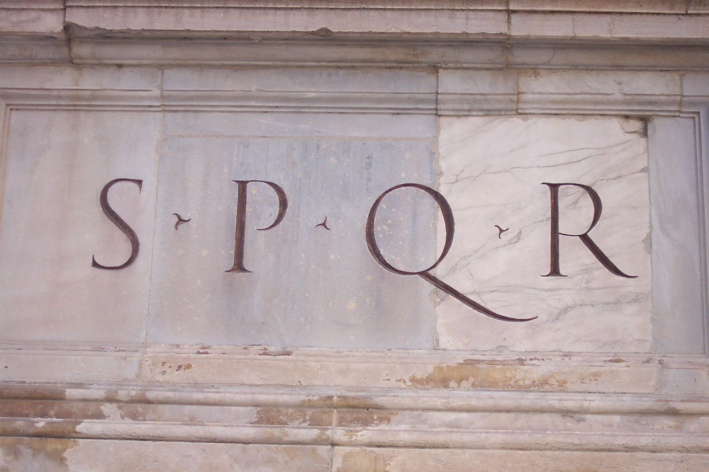 Google представил ИИ-модель для расшифровки фрагментарных древнеримских надписей