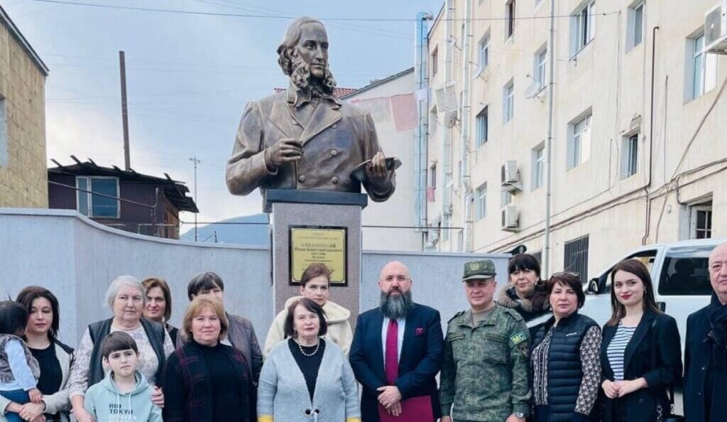 Азербайджан заставил ТАСС дважды поменять заголовок новости про снос памятника Айвазовскому в Степанакерте. СМИ опубликовали фальшивое фото