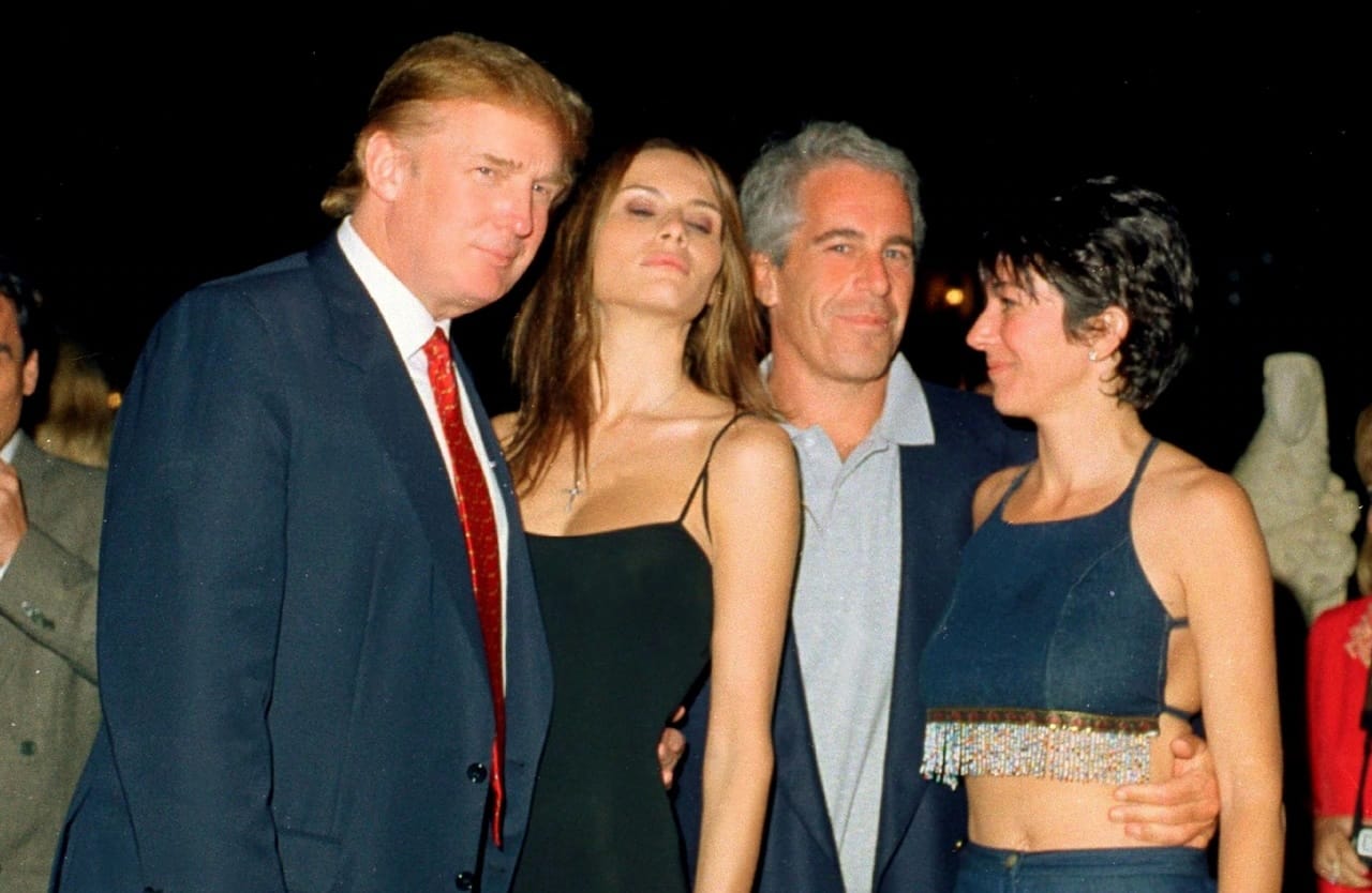 ФБР скрыло имя Трампа и других известных людей в документах по делу Эпштейна — Bloomberg