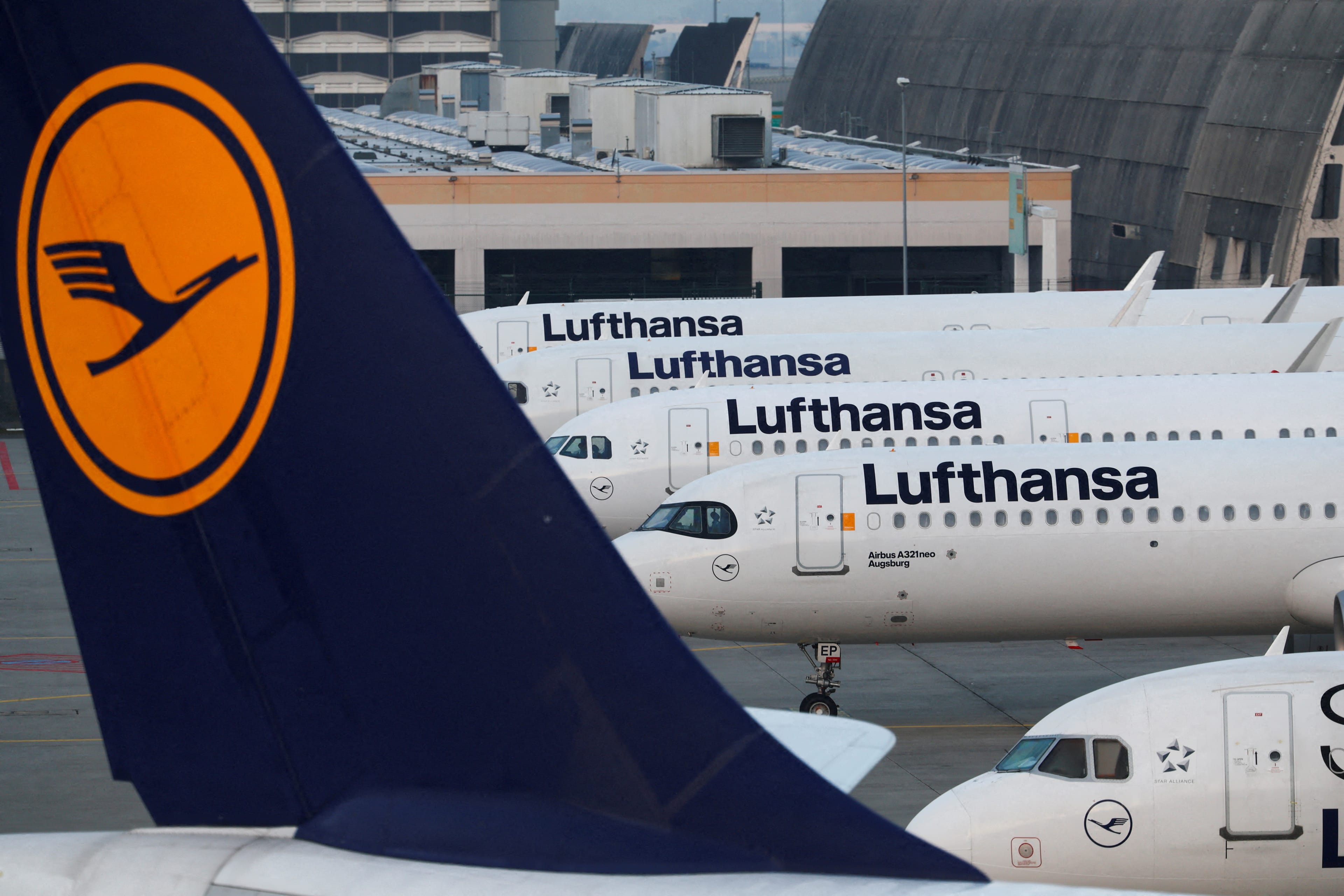 Lufthansa объявила о массовом сокращении сотрудников. Планируется уволить около 4 тысяч работников в течение пяти лет