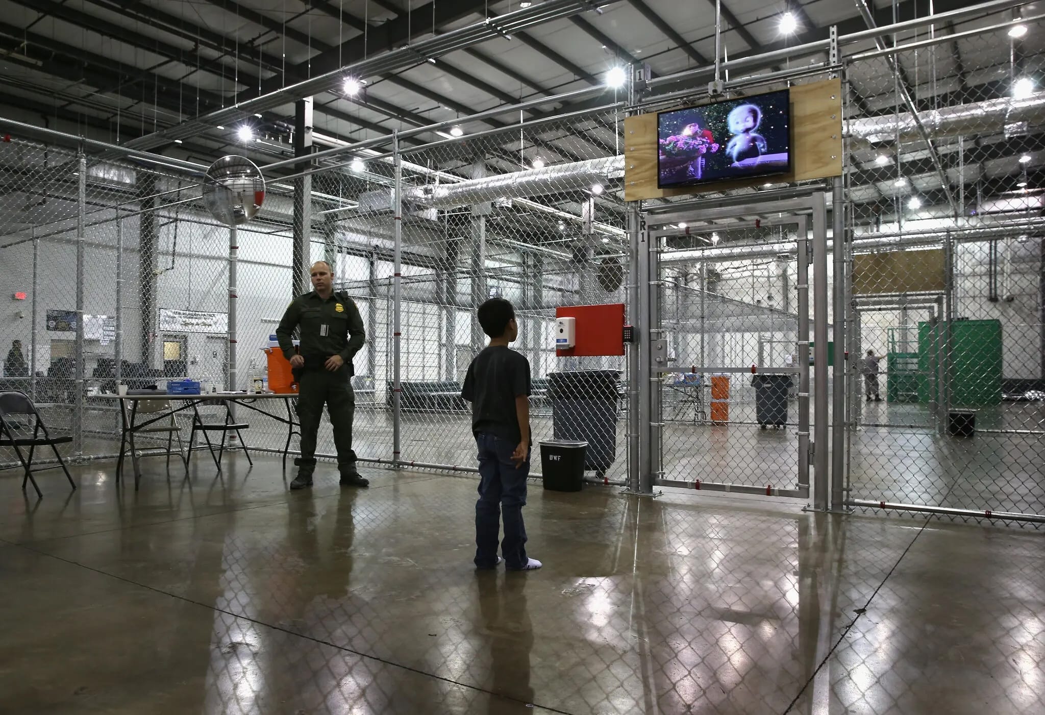 Власти США собираются переоборудовать 23 склада в центры для содержания задержанных мигрантов