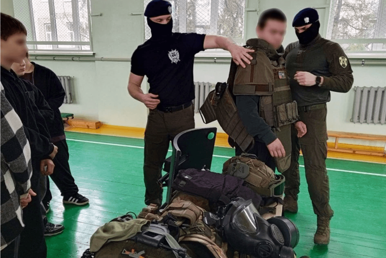 В оккупированном Мариуполе школьников «посвятили в гвардейцы»: дети принесли присягу на верность России и получили благословение священника