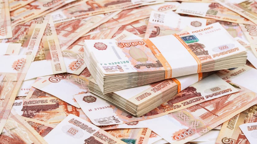 Low oil prices pushed Russia into a record budget deficit, but the war in Iran could offset it, economist says