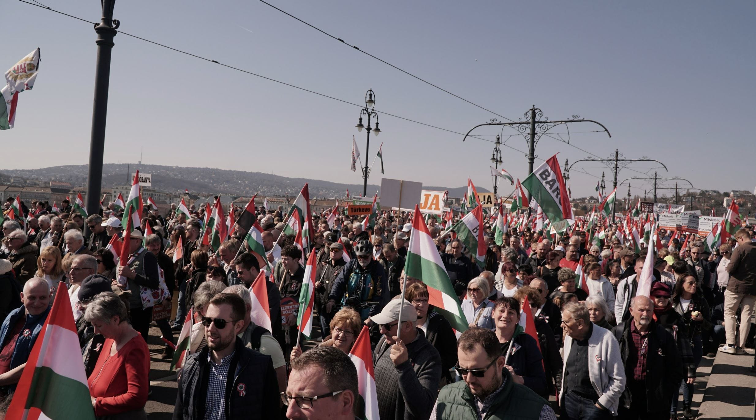 Десятки тысяч человек вышли на акции в Будапеште по призыву противоборствующих партий. Лидер оппозиции обвинил РФ во вмешательстве в выборы